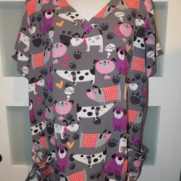 Strictly Scrubs Stretch Dogs 4 Pocket Scrub Shirt Size L Women's NWOT - Picture 2 of 3